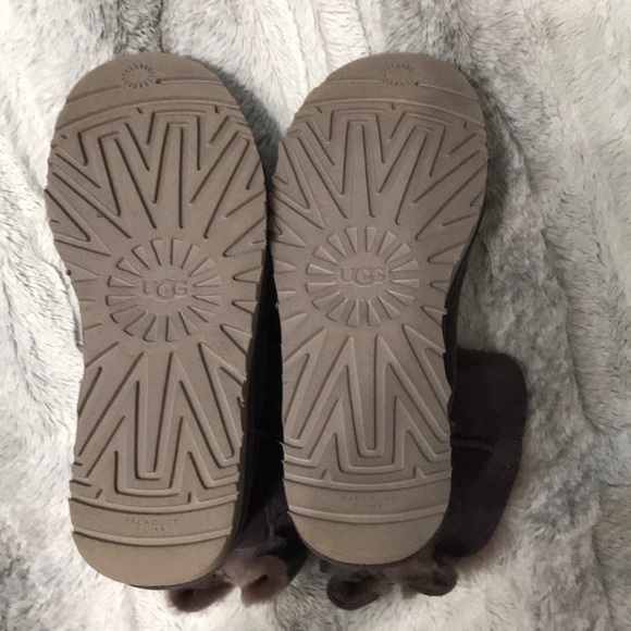 Ugg Bailey Bow short boots size womens 7.  They may have been worn once. - Picture 5 of 7